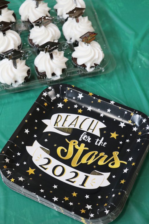 stepping-stones-2021-graduation-cupcakes