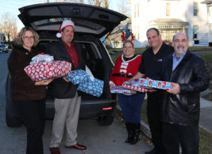 Pizza Hut Sponsors Holiday Gifts for Stepping Stones Participant Families I Cincinnati, Ohio